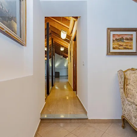 Bnbest Tricolore 6 Pax Appartement *