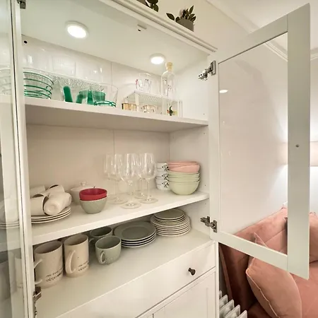 Romantic Nest - Authentic - Watt Road Apartment *