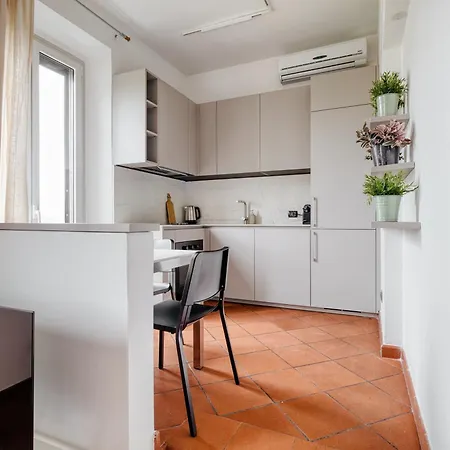 Апартаменты Just Urban - Refined In Life 2 Min M1 E M5 Metro