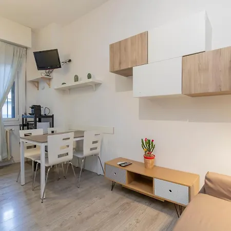 Comfortable Two-room Porta Romana M3 Mailand