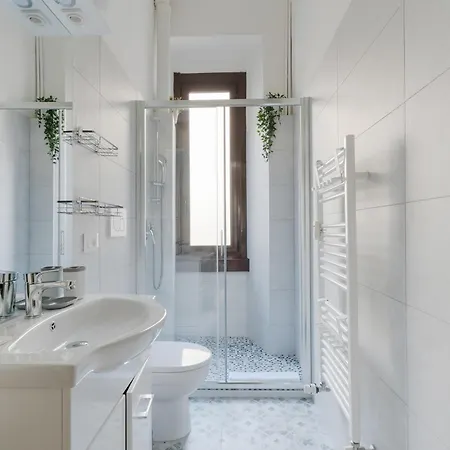 Guesthost - Porta Romana Lovely アパート