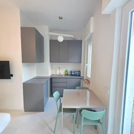 Maciachini - Menabrea With Balcony Next To Metro M1 - 15 Min To Duomo