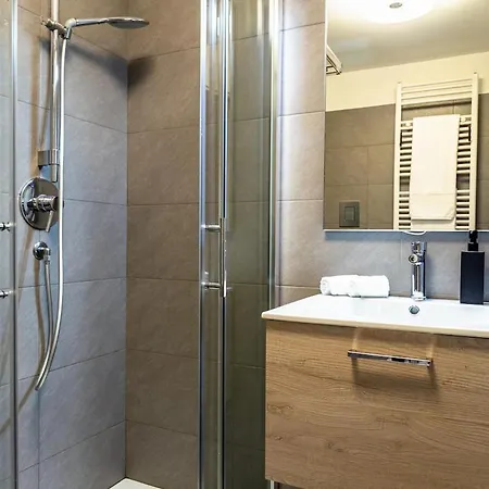 One-bedroom Unit G With Park View 아파트
