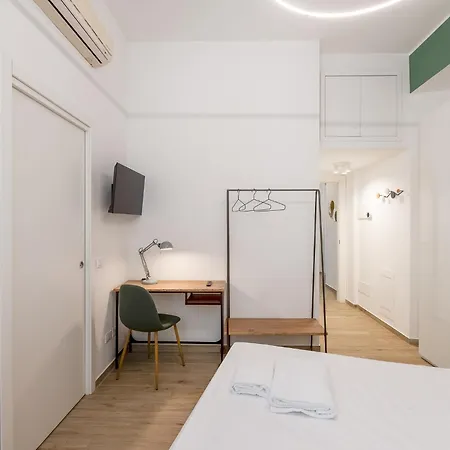 Entire With Patio In The Isola Area Mailand