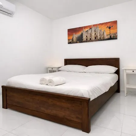 Bed & Garage Apartment In Villa 公寓