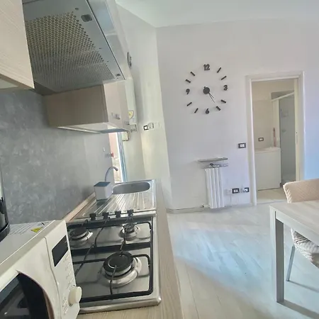 Modica Home, Nel Cuore Di Famagosta, In Posizione Tranquilla *