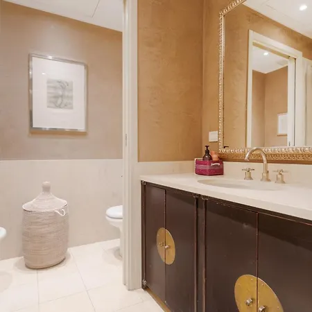 Duomo - San Babila - Elegante Trilocale Con Balcone * Milão