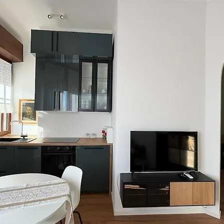 Modern And Bright Two-room Above The M3 Metro Апартаменты