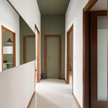 Guesthost - Morazzone Bright And Cozy Design Flat Apartment