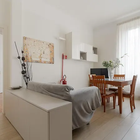 Guesthost - Stylish In Porta Romana Apartmán