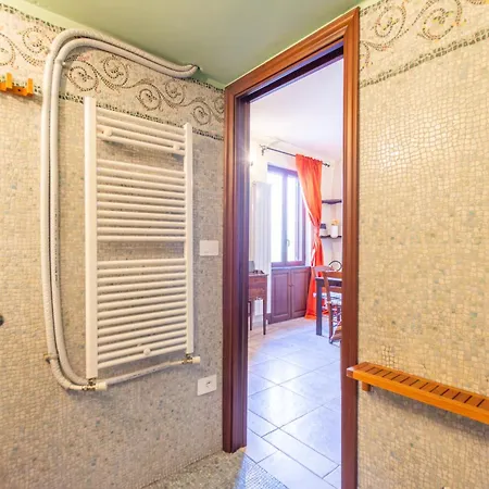 I-host - Unique Two-level In *