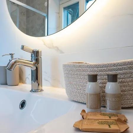 Bright Top-floor With Private Terrace 밀라노