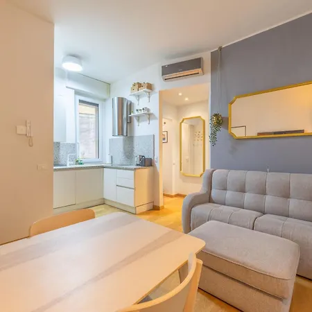Apartment Cenacolo, Corso Magenta, Milan's Historic Center *