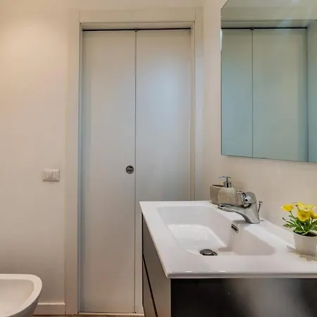 Station - Private Terrace, Netflix & Wi-fi Daire Milano