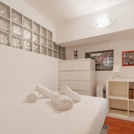 Guesthost - Modern Acquabella