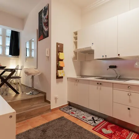 Guesthost - Modern Acquabella *