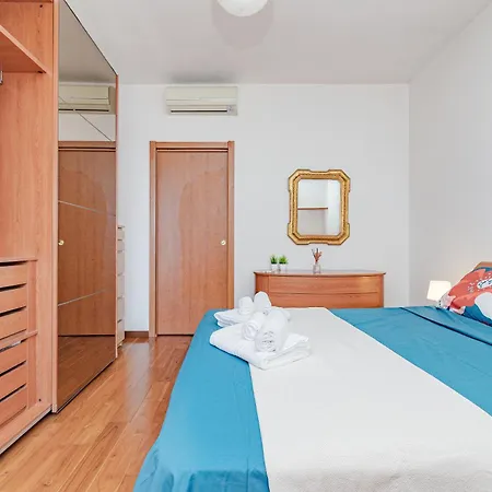 Stylish Near Duomo, Near Metro, Balcony Appartement