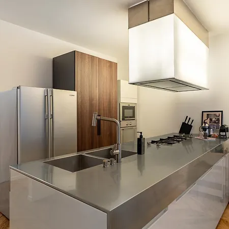 Modern Loft With Projector E Private Garden, Station Apartment *