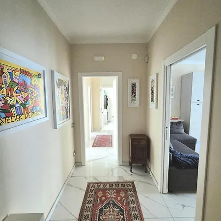 Arrivasti Stays, Spacious In Centre Apartman