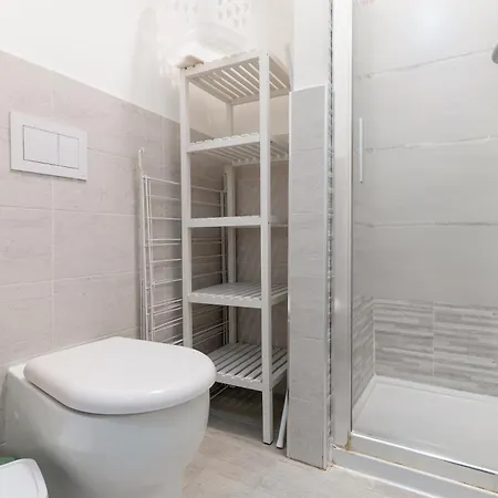 Guesthost - Lovely In Maggiolina