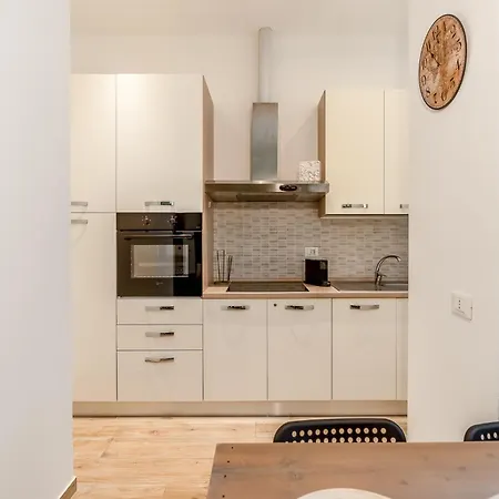 Entire With Patio In The Isola Area *