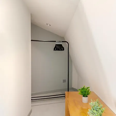 Luxury Elegant Penthouse 2 Bedrooms, 2 Bathrooms *