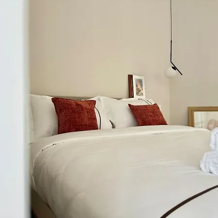 Designer Apartment, Entire Home, 2 Bathrooms, For Families, Groups Mediolan