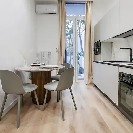 Luxury 2-bedroom Station Apartmán