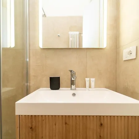 Elegant In The Center With Smarttv Wifi
