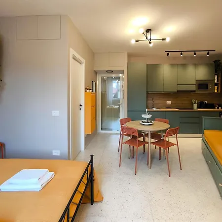 Drops & Dots In The Key Area Of Apartment Mailand
