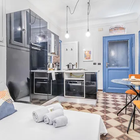 Elegant Center Flat 5 Guests - M1 Metro - Fast Wi-fi - Ac & Balcony