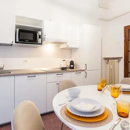 Large Near The Station Daire