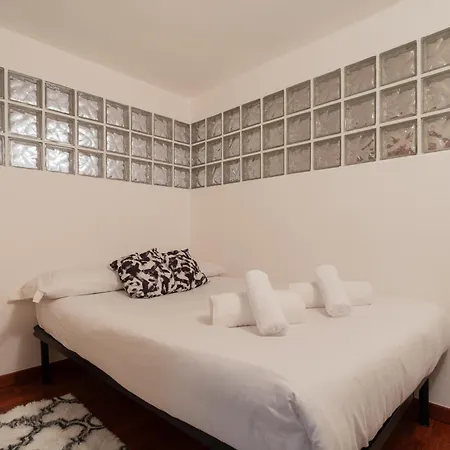 Guesthost - Modern Acquabella Apartment *