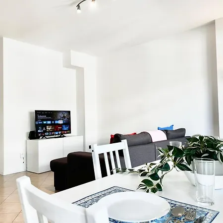 Peaceful Oasis With Balcony And Parking, Milano