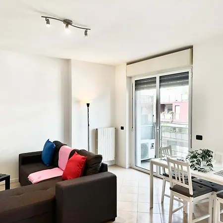Peaceful Oasis With Balcony And Parking, Apartmán