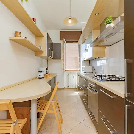 Stylish Near Duomo, Near Metro, Balcony * Milano