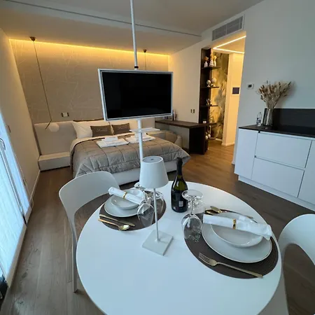 Luxury - Metropolitana M4- San Babila -stadio San Siro - Duomo - Aeroporto Linate - Castello Sforzesco 米兰