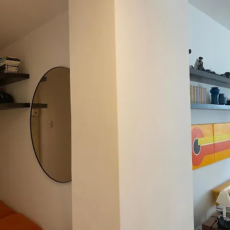 Bright Large In Milán