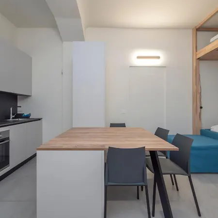 Duomo M5 A Stone's Throw From The Subway アパート