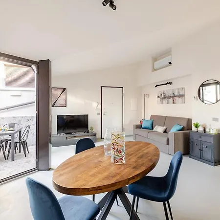 Luxury Elegant Penthouse 2 Bedrooms, 2 Bathrooms *