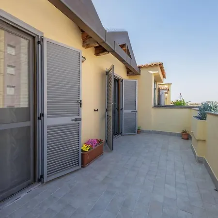 Homey Grandeur - Spacious With Terrace & Wi-fi 公寓 *