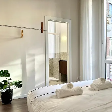 Daire Designer Apartment, Entire Home, 2 Bathrooms, For Families, Groups *