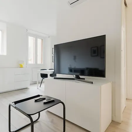 Apartment Guesthost - Bright Flat Near Stazione