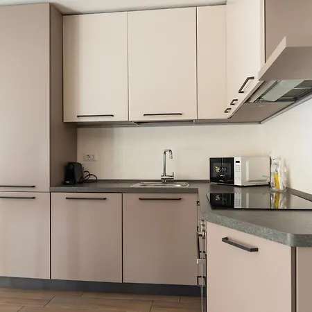 Youhosty - With Ac, Metro Stop * 밀라노