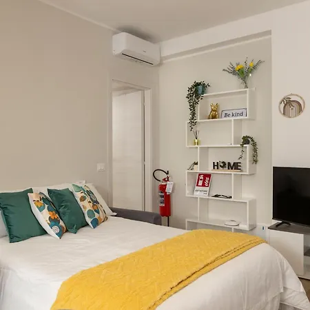 Art - Bocconi Near Train Station, Navigli * Milão