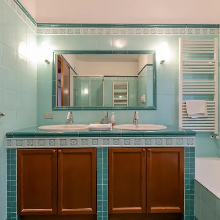 דירה Metro 4 Spacious And Bright Three-room