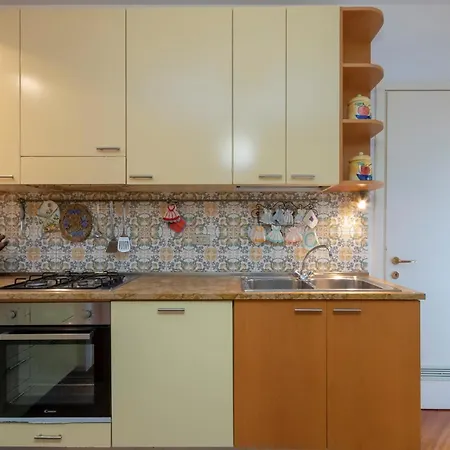 Metro 4 Spacious And Bright Three-room 아파트