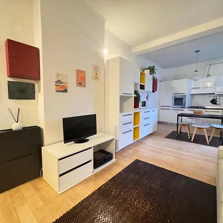 Wood Essence - Authentic Large -city Center Apartment Milan