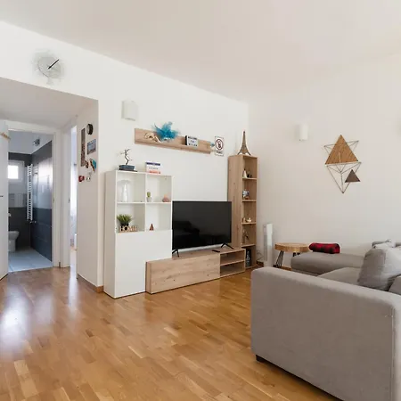 Guesthost - Modern In Corvetto * 밀라노