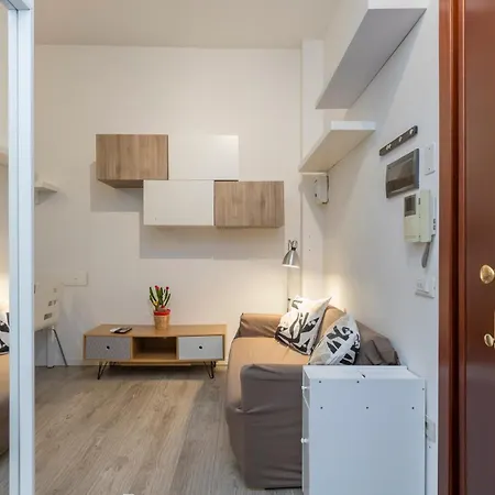 Comfortable Two-room Porta Romana M3 Mailand